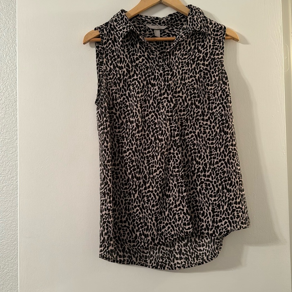 Women’s leopard print sleeveless blouse button upfront with collar size small.